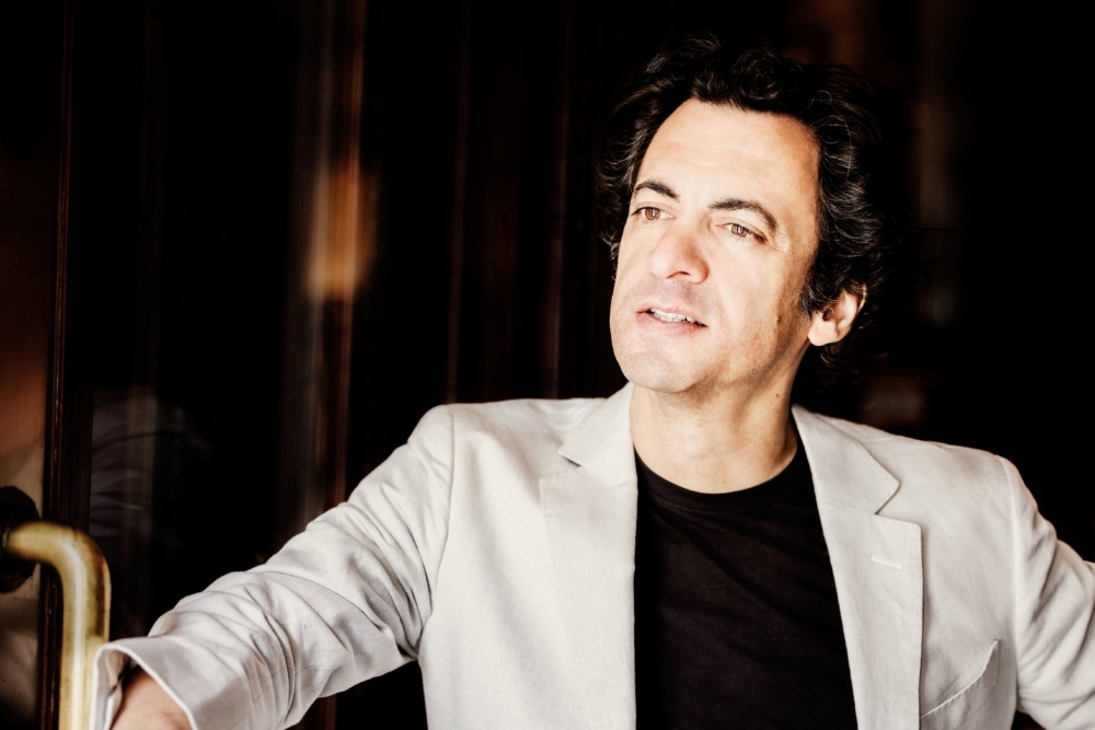 科隆歌剧院管弦乐团新任首席指挥